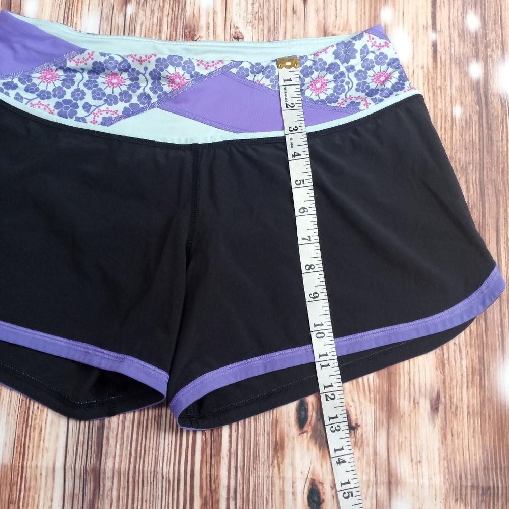 LULULEMON GROOVY RUN FLORAL SHORT BLACK/ QUILT/ POWER PURPLE, SIZE 6 - Picture 9 of 13